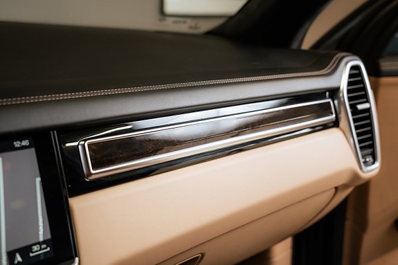 Porsche Cayenne Turbo 26 of 30