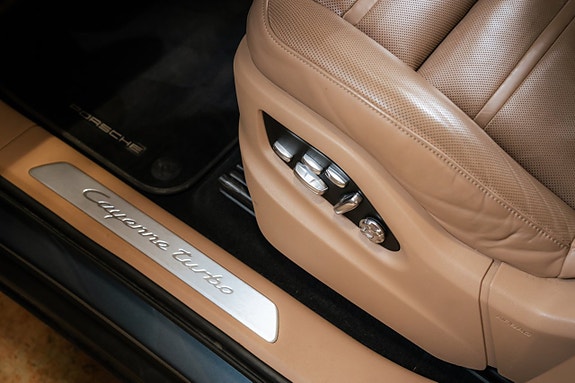 Porsche Cayenne Turbo 18 of 30