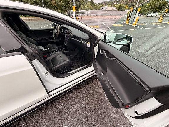 Tesla Model S 11 of 19