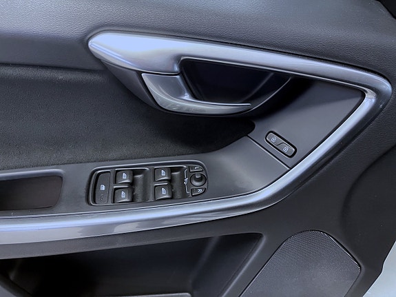 Volvo XC60 8 of 17