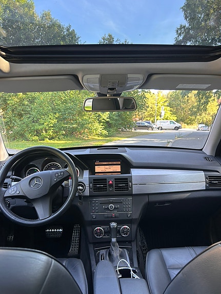 Mercedes-Benz GLK320 6 of 12