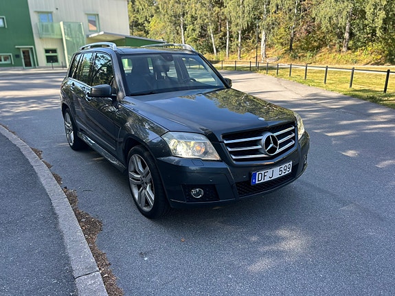 Mercedes-Benz GLK320 2 of 12