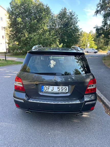 Mercedes-Benz GLK320 3 of 12