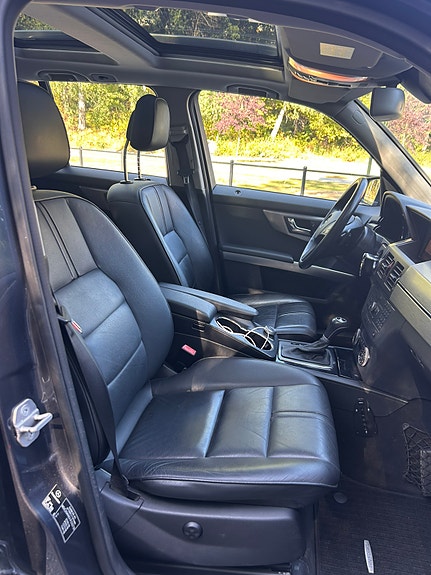 Mercedes-Benz GLK320 8 of 12