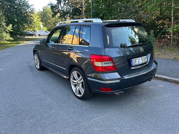 Mercedes-Benz GLK320 4 of 12