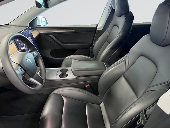 Tesla Model Y 9 of 19