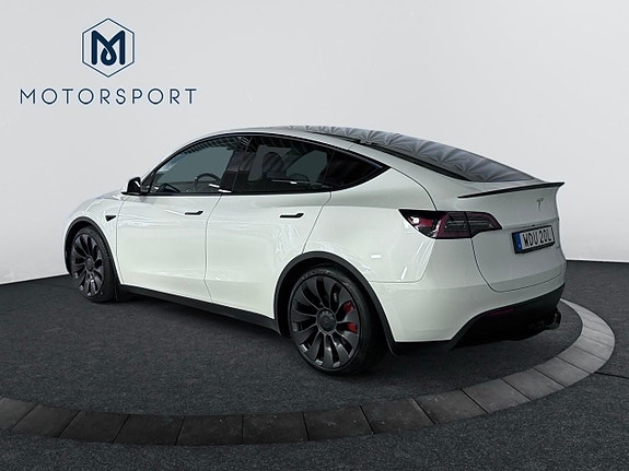 Tesla Model Y 3 of 19