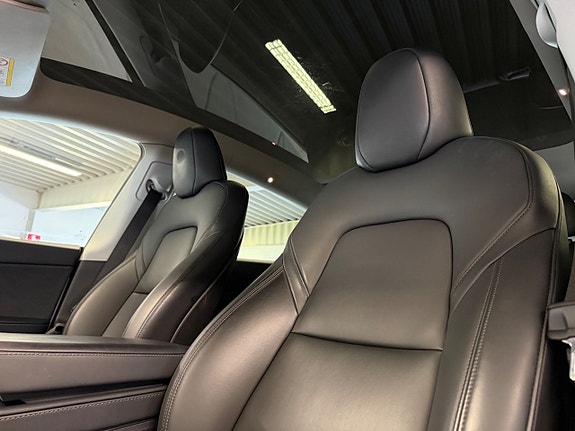 Tesla Model Y 16 of 19