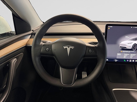 Tesla Model Y 12 of 19