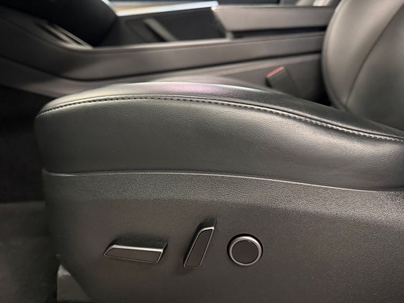 Tesla Model Y 17 of 19