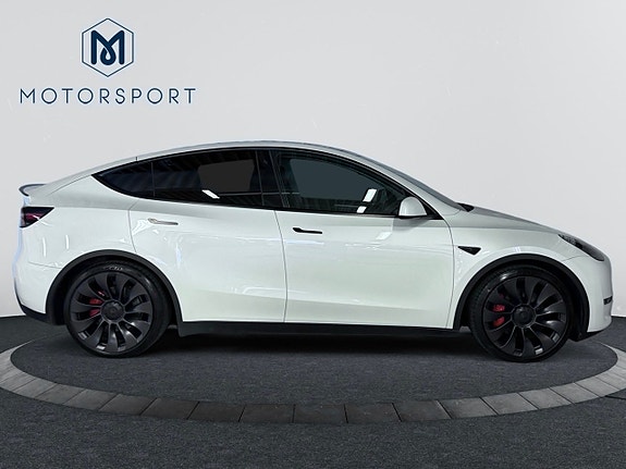 Tesla Model Y 7 of 19