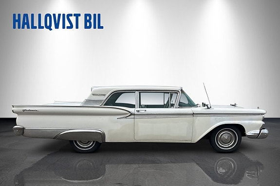 Ford Galaxie 4 of 21