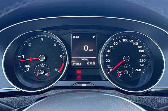 Volkswagen Passat 12 of 30