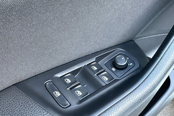 Volkswagen Passat 19 of 30