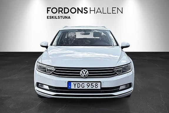 Volkswagen Passat 2 of 30