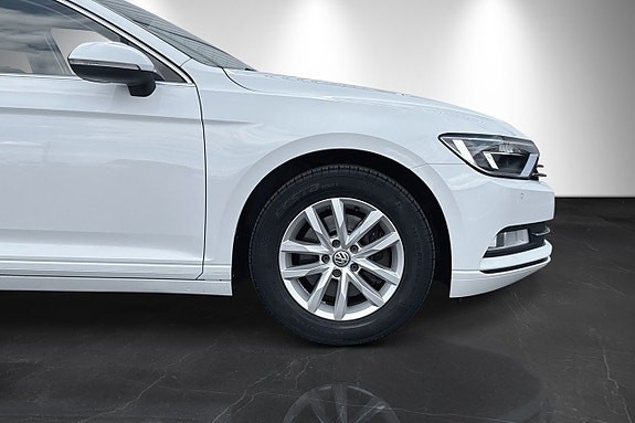 Volkswagen Passat 3 of 30