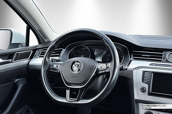 Volkswagen Passat 10 of 30
