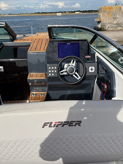 *Nyskick* Flipper 700DC, Mercury 225hk V8 utombordare (55h), Thule trailer 3 of 7