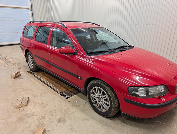 Volvo V70 2 of 6