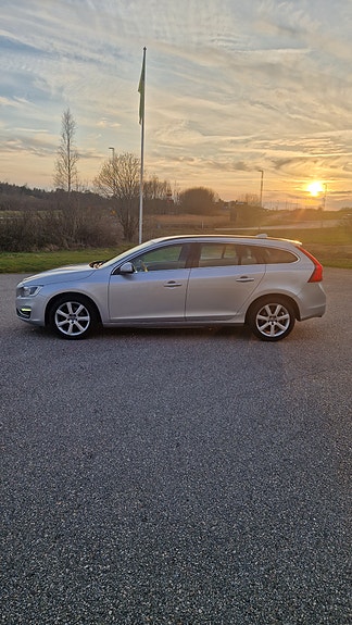 Volvo V60 2 of 10