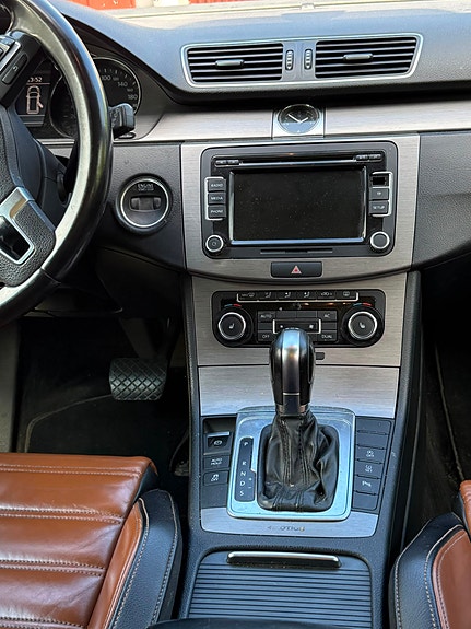 Volkswagen Passat 2 of 16