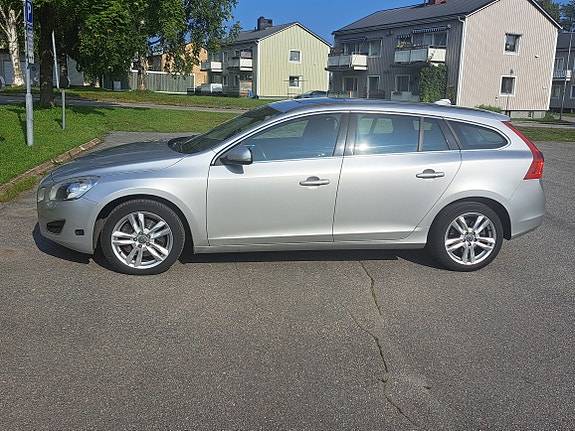 Volvo V60 2 of 8