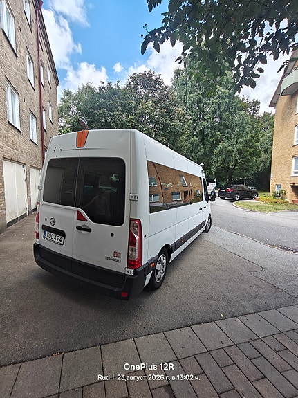 Nissan NV400 2 of 6