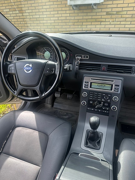 Volvo V70 4 of 5