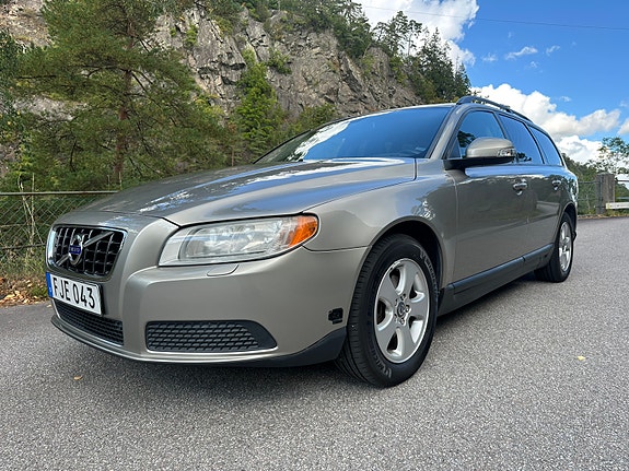 Volvo V70 2 of 5