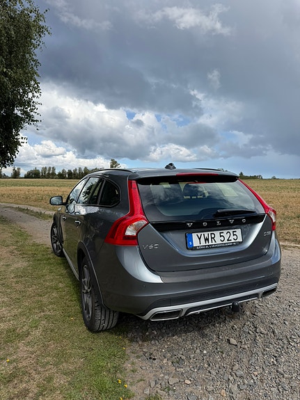 Volvo V60 Cross Country 3 of 5