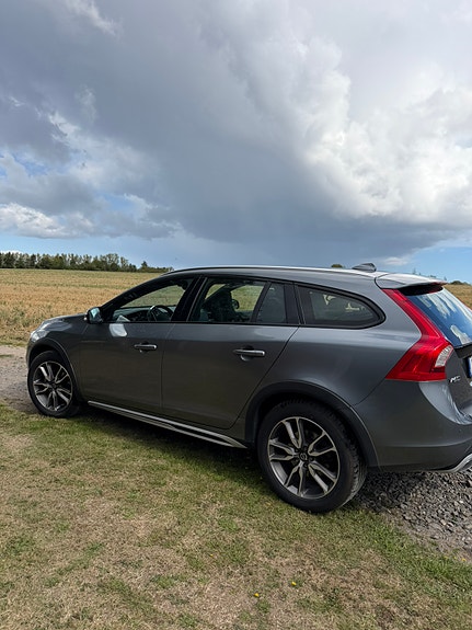 Volvo V60 Cross Country 2 of 5