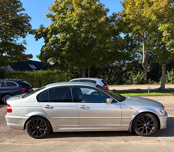 BMW 320i 2 of 9