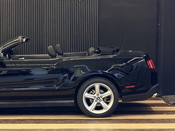 Ford Mustang 8 of 27