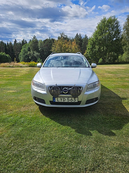 Volvo V70 2 of 12