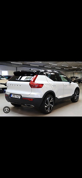 Volvo XC40 2 of 4