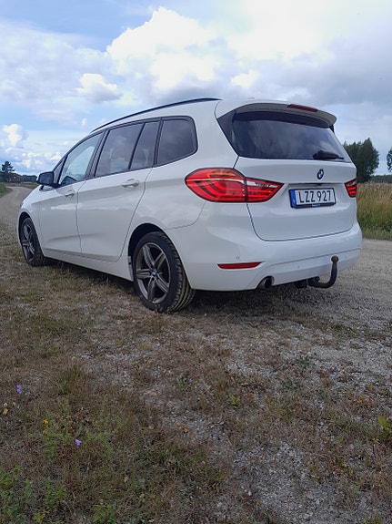 BMW 218i 3 of 4