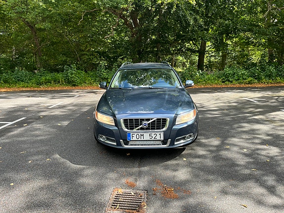 Volvo V70 2 of 6