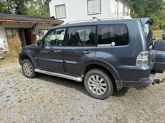 Mitsubishi Pajero 2 of 3