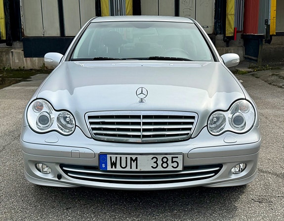 Mercedes-Benz C180 2 of 17