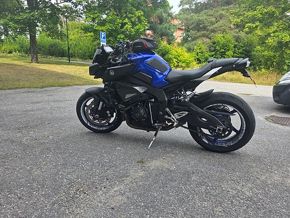Yamaha MT-10 2 of 5