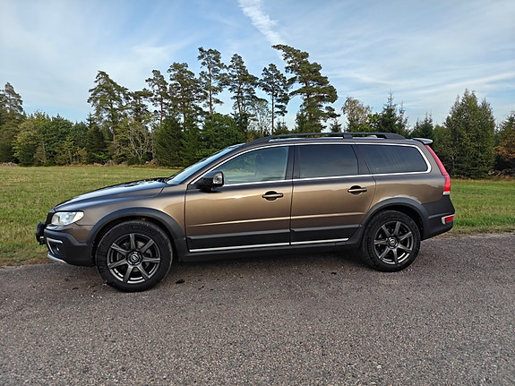 Volvo XC70 2 of 13