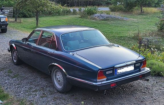 Jaguar XJ 3 of 16