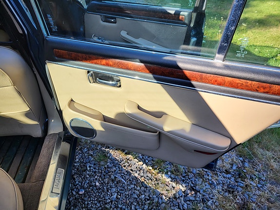Jaguar XJ 8 of 16