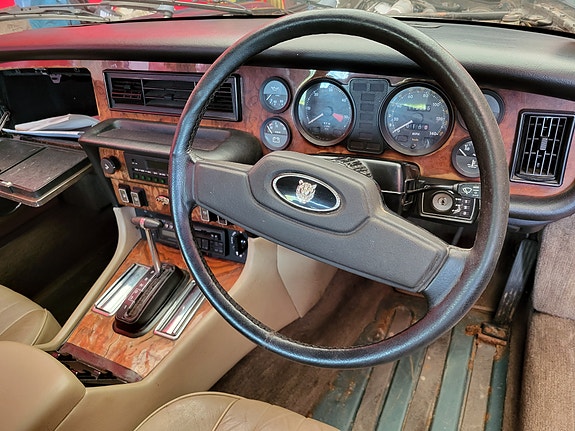 Jaguar XJ 13 of 16