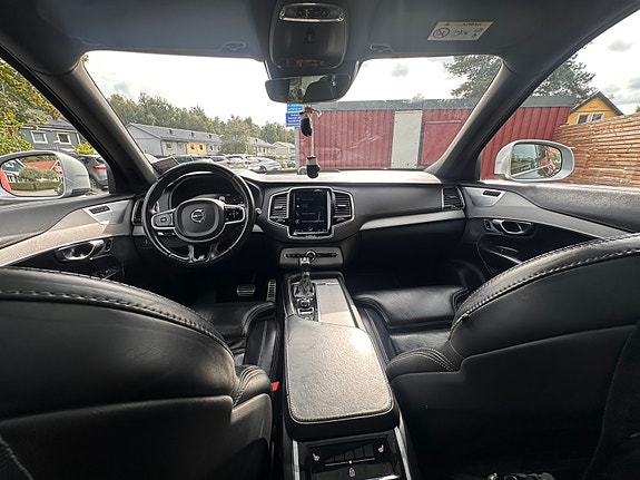 Volvo XC90 2 of 9