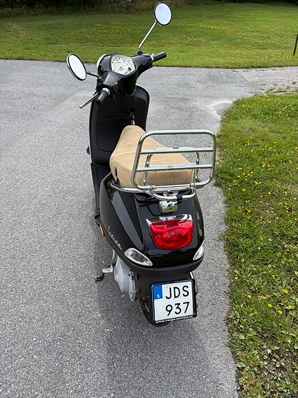 Piaggio Vespa LX 50 Touring 2 of 5