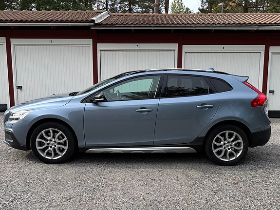 Volvo V40 Cross Country 2 of 8