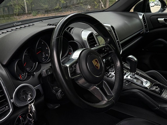 Porsche Cayenne 11 of 18