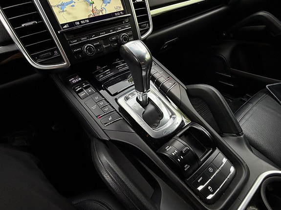 Porsche Cayenne 13 of 18