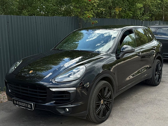 Porsche Cayenne 2 of 18